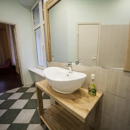 4 Bedroom Old Town Apartment *