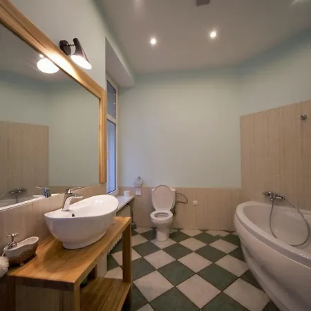 4 Bedroom Old Town דירה