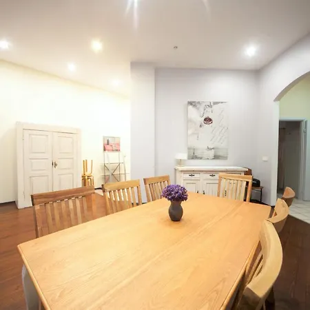 Apartment 4 Bedroom Old Town *