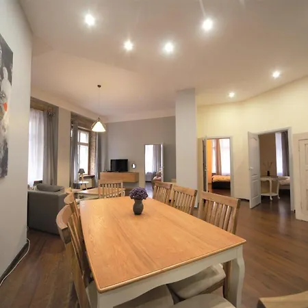 Apartment 4 Bedroom Old Town *